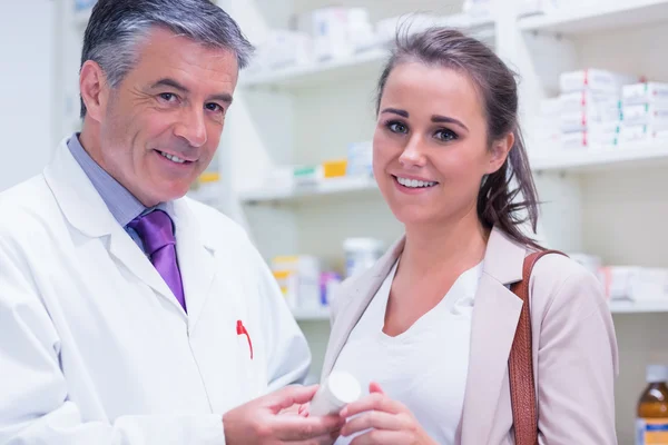 Farmacêutico e cliente procurando — Fotografia de Stock