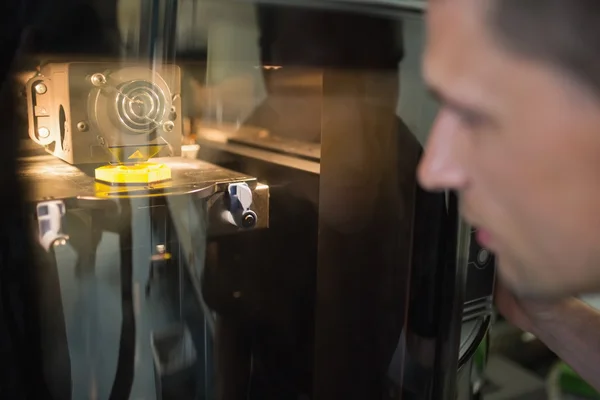 Студент-инженер на 3D принтере — стоковое фото