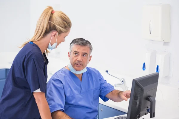 Collega's met behulp van computer en praten — Stockfoto