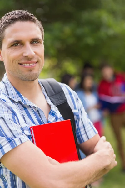 Gelukkig student glimlachen op camera buiten op de campus — Stockfoto