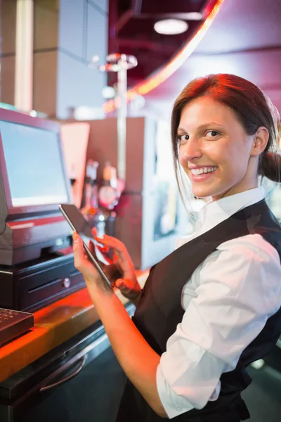 Jolie barmaid en utilisant écran tactile jusqu'à — Photo