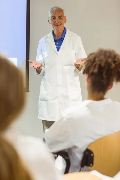 Καθηγητής επιστήμη δίνει διάλεξη στην τάξη — Φωτογραφία Αρχείου