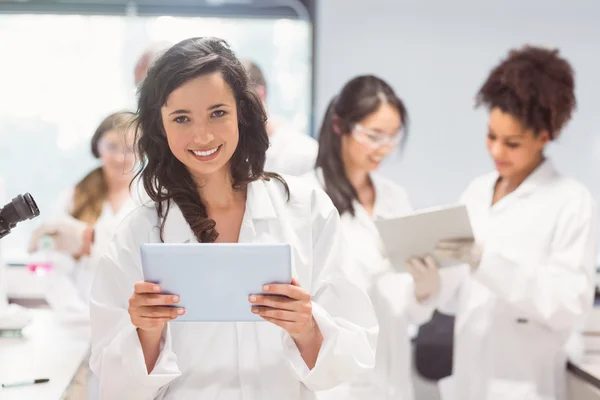 Věda student držení počítače tablet pc v laboratoři — Stock fotografie