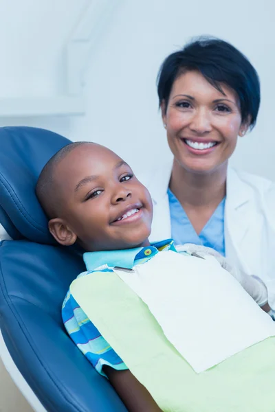 Sorridente ragazzo in attesa di esame dentale — Foto Stock