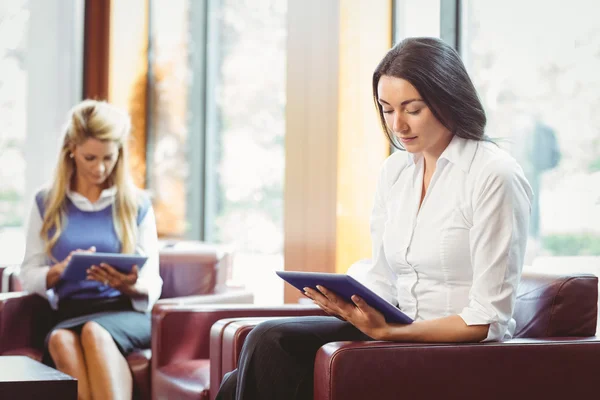 Fokussierte Geschäftspartner mit digitalem Tablet — Stockfoto