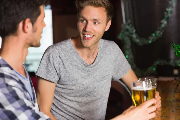 Happy friends catching up over pints — Stock Photo, Image