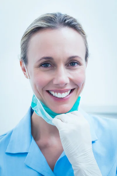 Sorridente giovane dentista femminile — Foto Stock