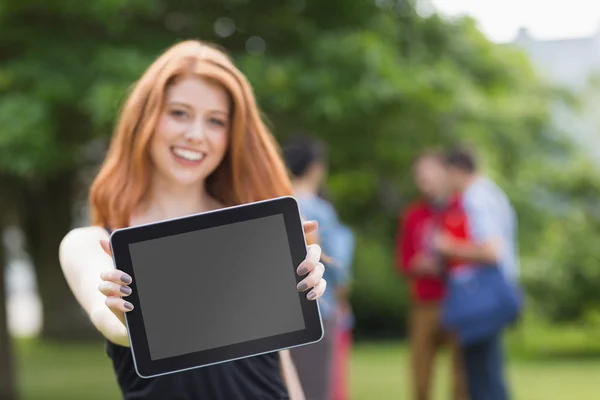 Tablet pc를 사용 하 여 카메라에서 웃는 예쁜 학생 — 스톡 사진