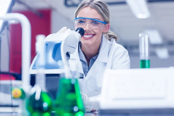 Lycklig vetenskap student arbetar med Mikroskop i labbet — Stockfoto