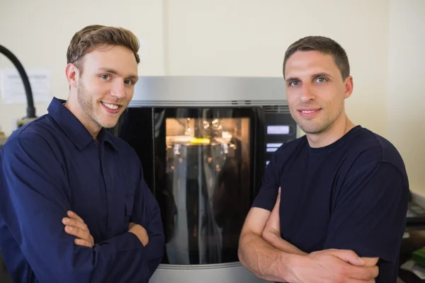 Engineering studenten met behulp van 3D-printer — Stockfoto