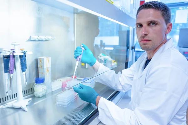 Studente di scienze utilizzando pipetta in laboratorio — Foto Stock