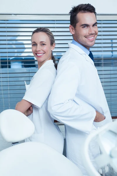 Portrait de dentistes souriants — Photo