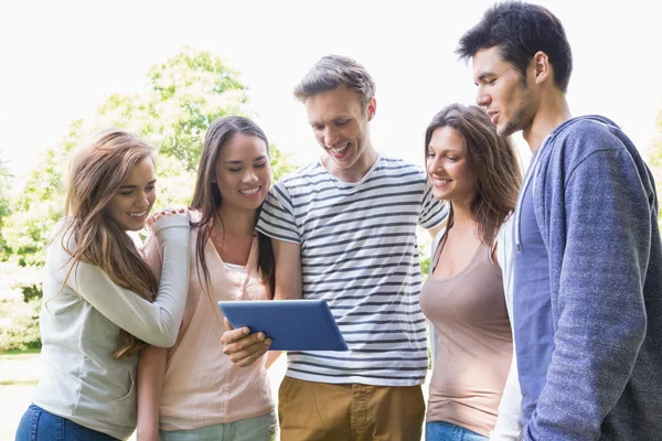 Gelukkig studenten kijken naar Tablet PC buiten op de campus Rechtenvrije Stockfoto's