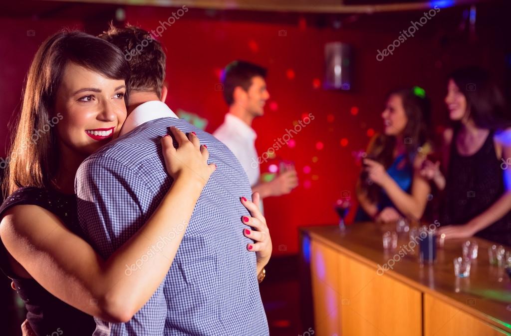 корпоратив танцы на столе. девочки на корпоративе. женщина танцует на столе. женщины развлекаются. пьяный корпоратив.