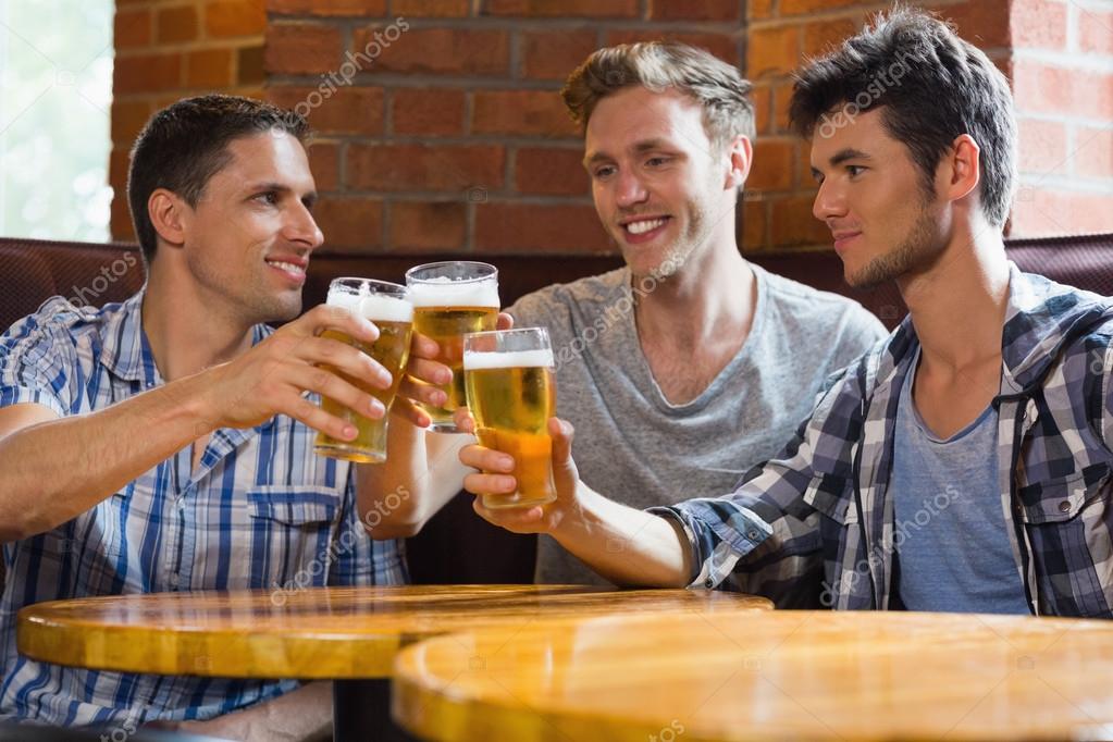 Amigos Homens Felizes Jogando Cartas Em Casa à Noite Foto de Stock