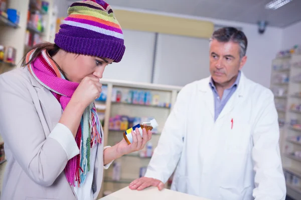 Ziek meisje met sjaal en kleurrijke hoed — Stockfoto