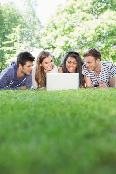 Glada studenter använder laptop utanför — Stockfoto