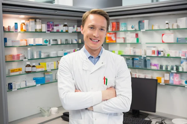 Beau pharmacien souriant à la caméra — Photo