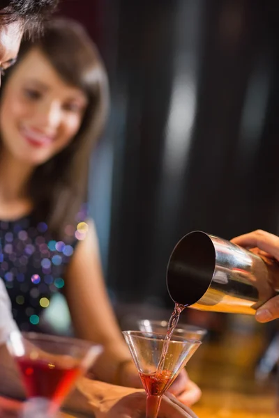 Barman gieten cocktail voor klanten — Stockfoto