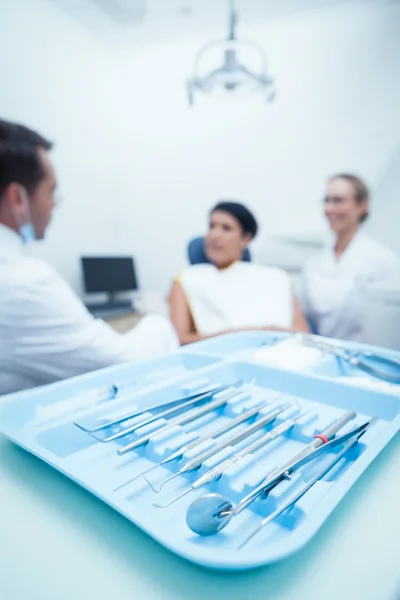 Dentista e assistente com paciente do sexo feminino — Fotografia de Stock