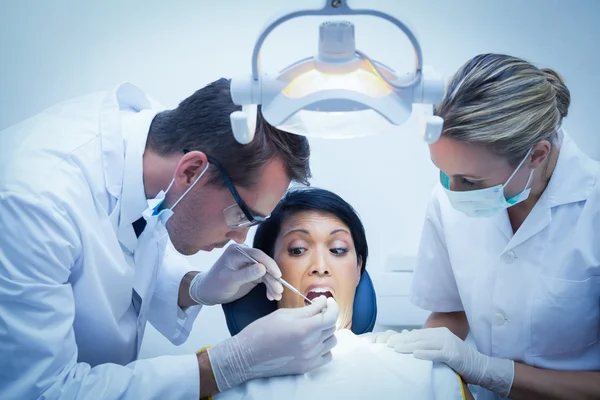 Manliga tandläkare med assistent — Stockfoto