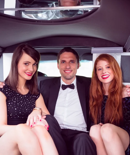 Meninas bonitas com senhoras homem na limusine — Fotografia de Stock