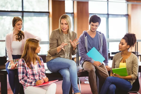 Gelukkig studenten praten met hun leraar — Stockfoto