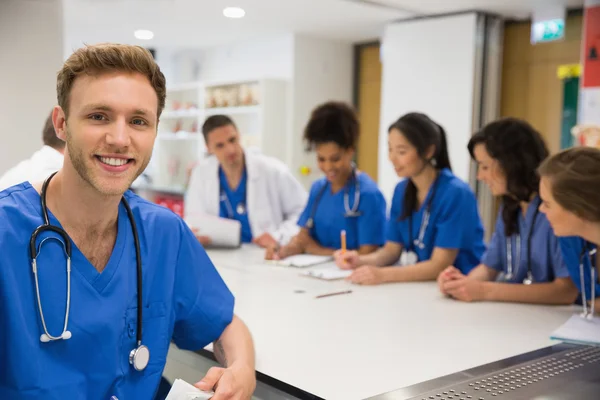 Medizinstudent lächelt während des Unterrichts in die Kamera — Stockfoto