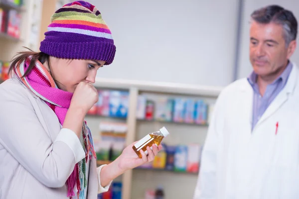 Fille malade avec écharpe et chapeau coloré — Photo