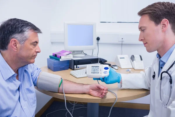 Arzt im Gespräch mit seinem Patienten — Stockfoto