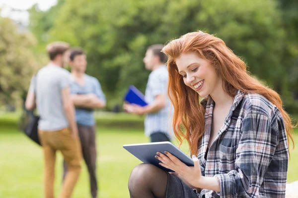 Jolie étudiante étudiant à l'extérieur sur le campus — Photo