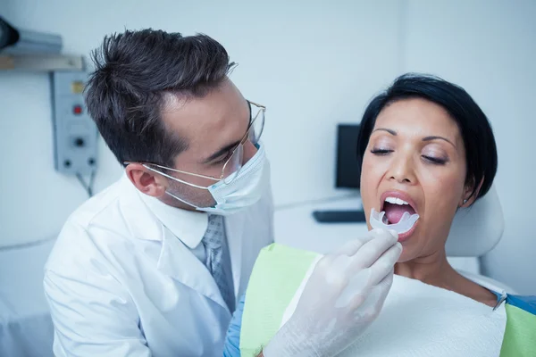 Dentista masculino examinando os dentes das mulheres — Fotografia de Stock