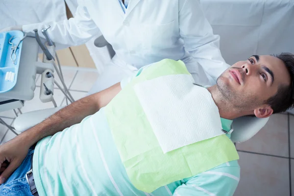 Uomo in attesa di esame dentale — Foto Stock