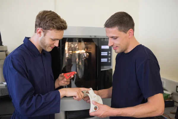 Engineering students using 3d printer — Stock Photo, Image