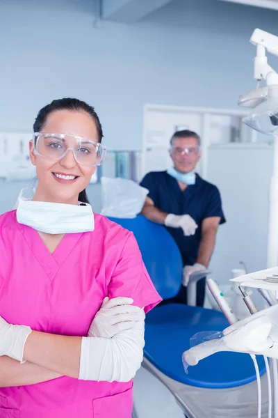 Leende assistent och tandläkare — Stockfoto