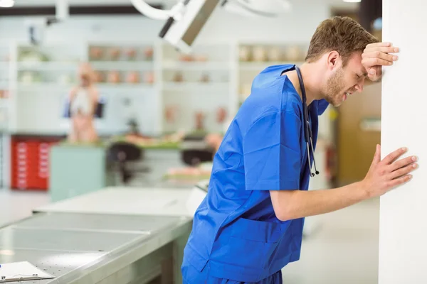 Estudiante de medicina joven sintiendo la presión —  Fotos de Stock