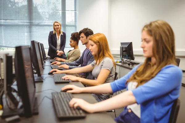 Čtyři zaměřené studenty s učitelem — Stock fotografie