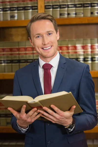 Lectura de abogados en la biblioteca de abogados —  Fotos de Stock