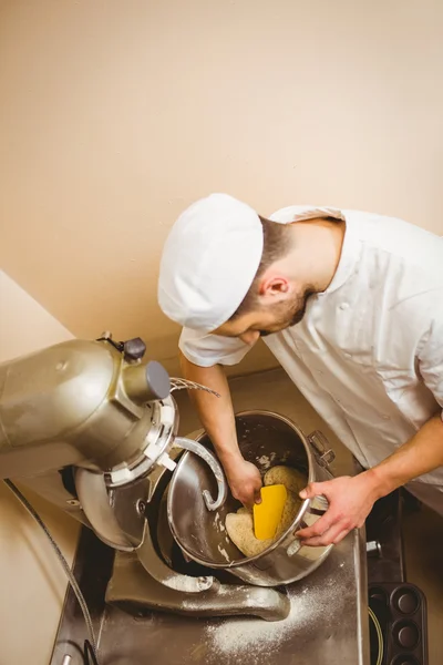 Baker usando grande misturador para misturar massa — Fotografia de Stock