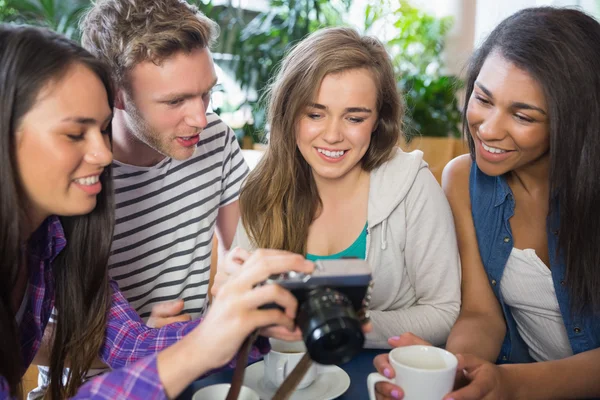 Mladí studenti při pohledu na fotoaparát — Stock fotografie