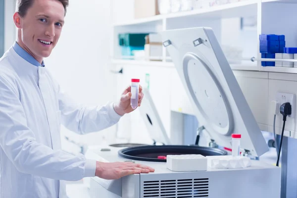 Lächelnder Chemiker mit Reagenzglas — Stockfoto