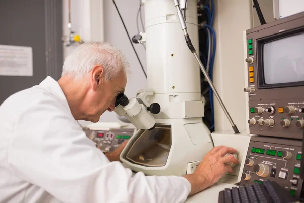 Bioquímico usando microscópio grande e computador — Fotografia de Stock