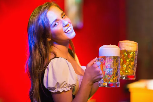 Улыбающаяся барменша фестиваля Октоберфест с пивом — стоковое фото