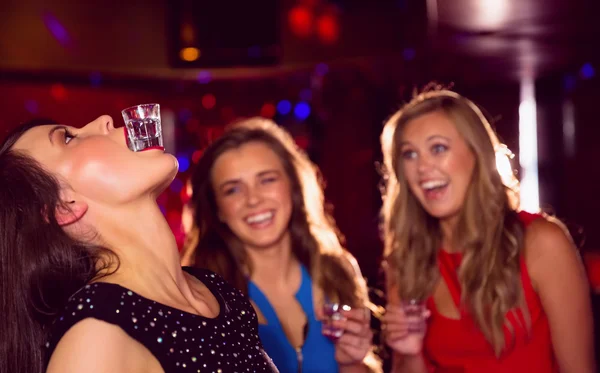 Bonitos amigos bebiendo tragos juntos — Foto de Stock