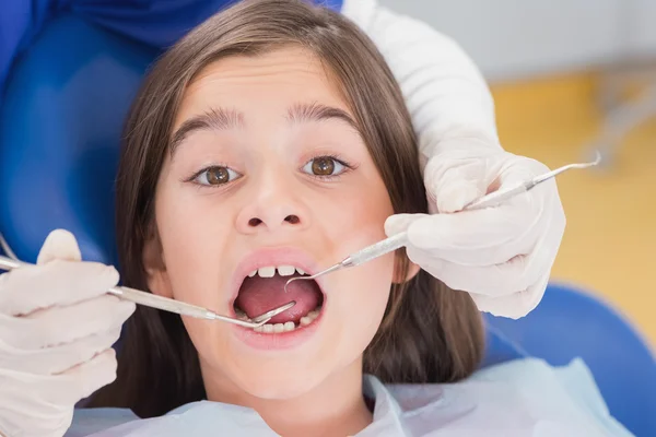 Paura giovane paziente in esame dentale — Foto Stock