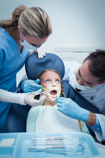 Zubař s asistentem zkoumání dívky zuby — Stock fotografie