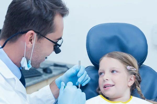 Dentista masculino examinando dentes meninas — Fotografia de Stock