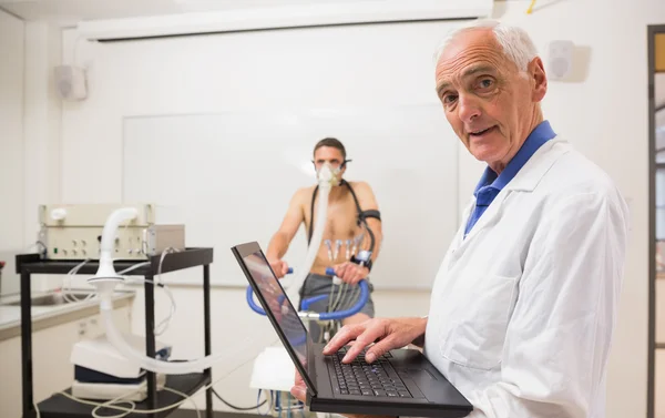 Doctor conducting fitness test smiling at camera — Stock Photo, Image