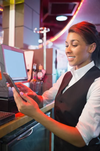 Mooie barmeisje met behulp van touchscreen tot — Stockfoto