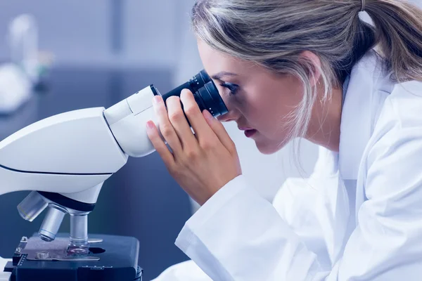 Estudante de ciência olhando através do microscópio no laboratório — Fotografia de Stock